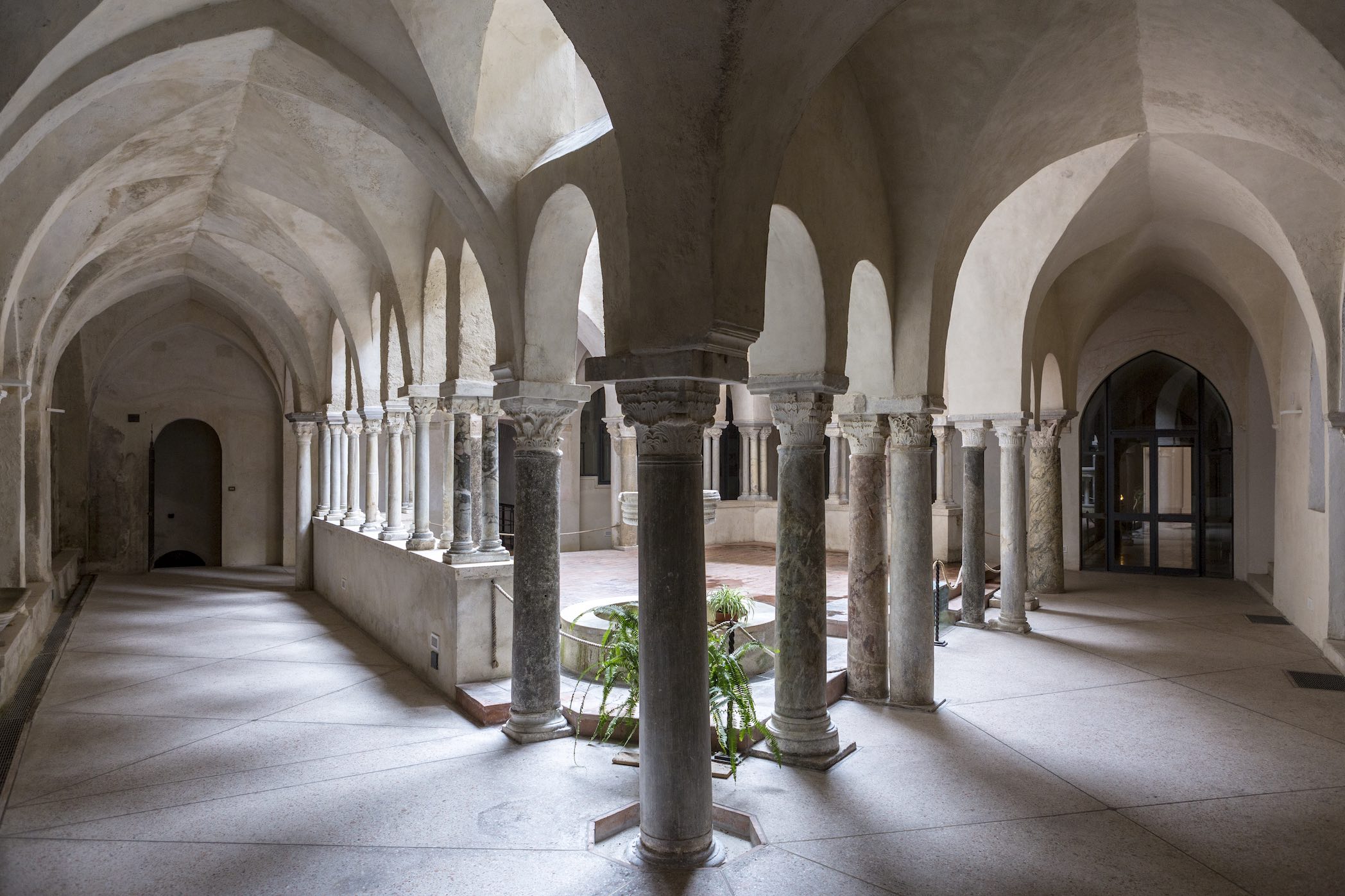 Il chiostro dell'Abbazia della Santissima Trinità a Cava de’ Tirreni