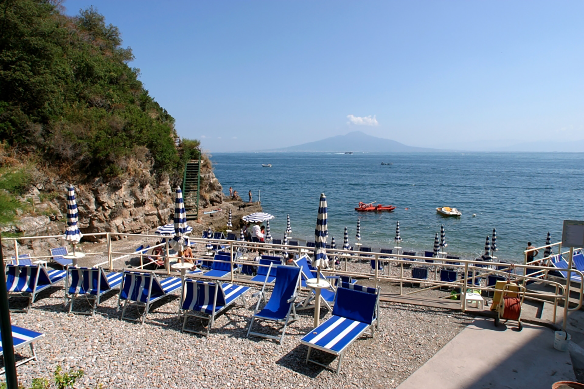 La spiaggia Tonnarella a Sorrento