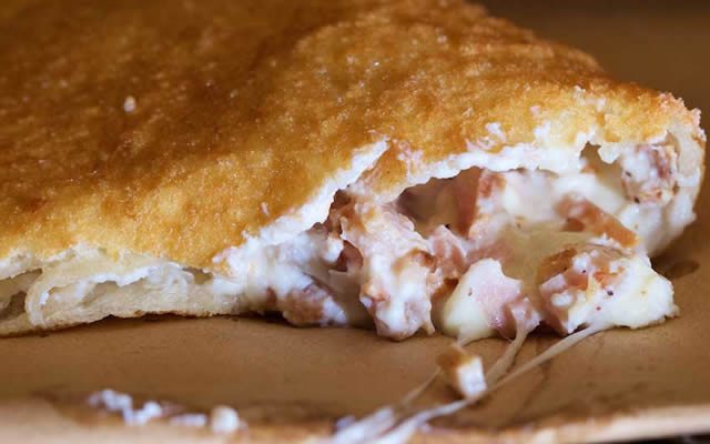 Pizza fritta napoletana