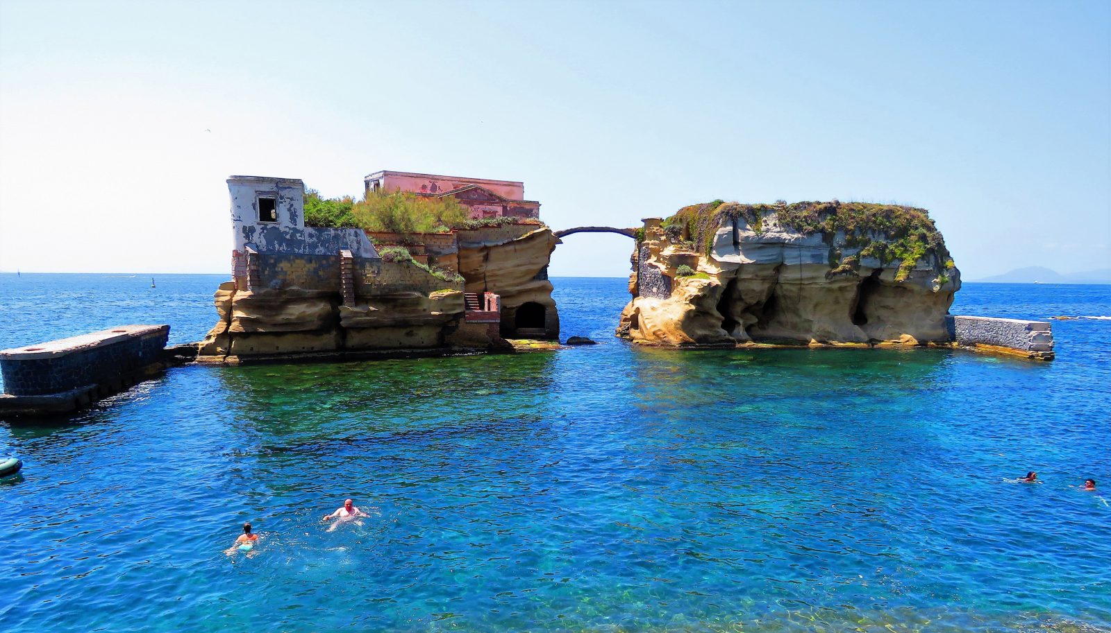 Come prenotare la spiaggia della Gaiola a Napoli: guida completa e servizi